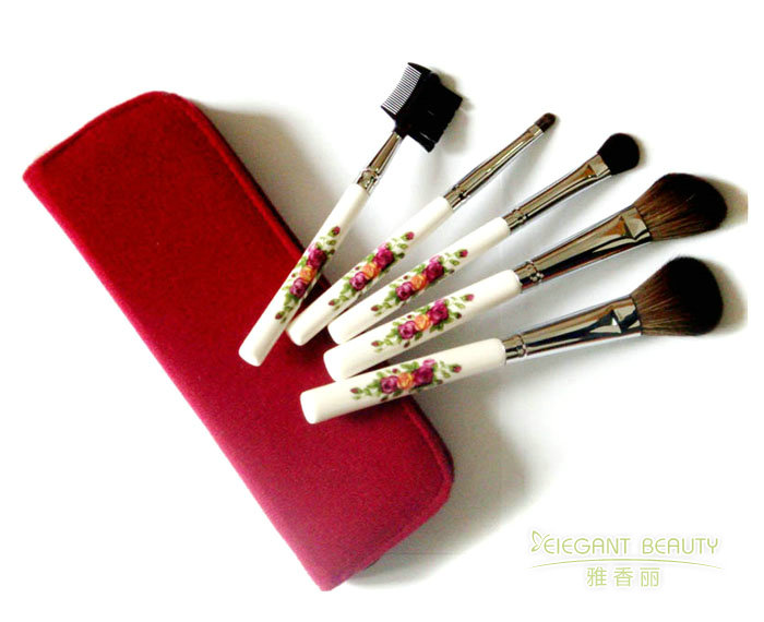 化妝刷選購(gòu)指南：材質(zhì)、形狀與品牌的科學(xué)選擇